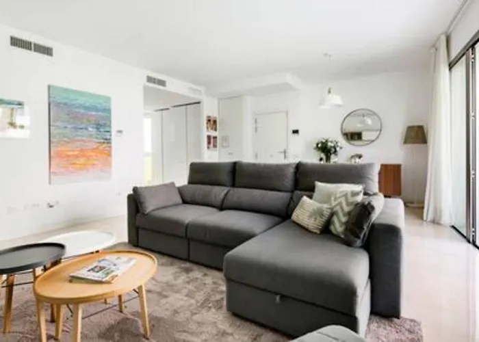 Avenida Puerta Del Mar